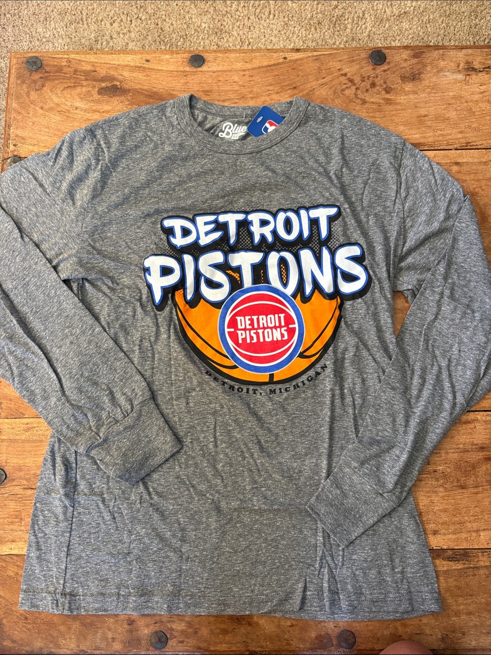 Men’s Detroit Pistons Gray Long Sleeve Graphic Tee Size Medium